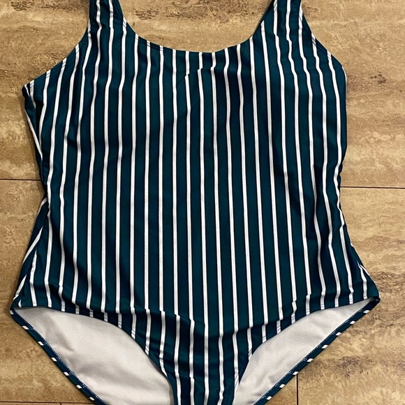 Women’s Size 1XL One Piece Padded Green Striped Swimsuit Beach - Picture 1 of 7